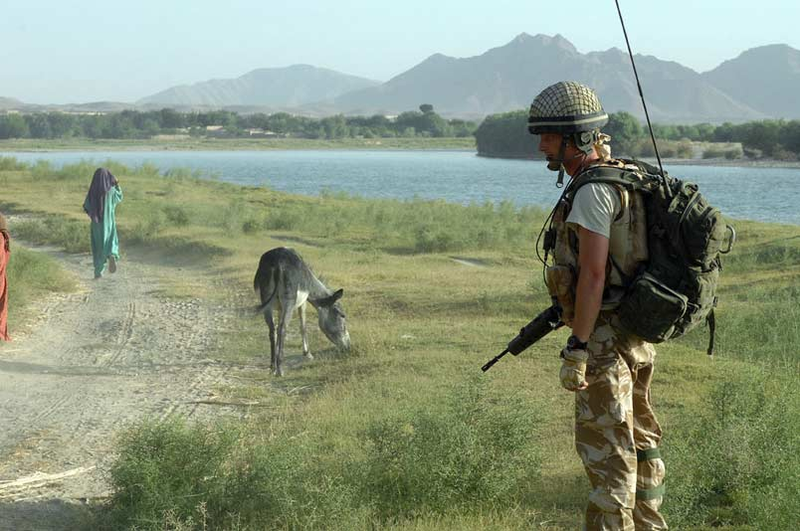 Illustration for article titled US Soldier Explains Why He Uses a Rifle Stock to Shoot Photographs